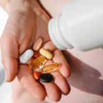 Uso de antibióticos causa efeito inesperado em bactérias, alerta estudo