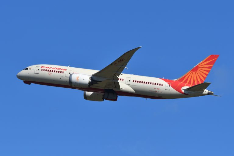 VÍDEO: veja momento em que avião cai na Índia