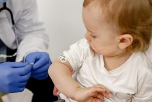 Vacina contra meningite bacteriana para bebês de 1 ano será