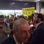 Vídeo: Eduardo Cunha é hostilizado por bolsonaristas em aeroporto de