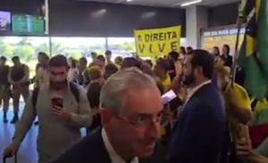 Vídeo: Eduardo Cunha é hostilizado por bolsonaristas em aeroporto de