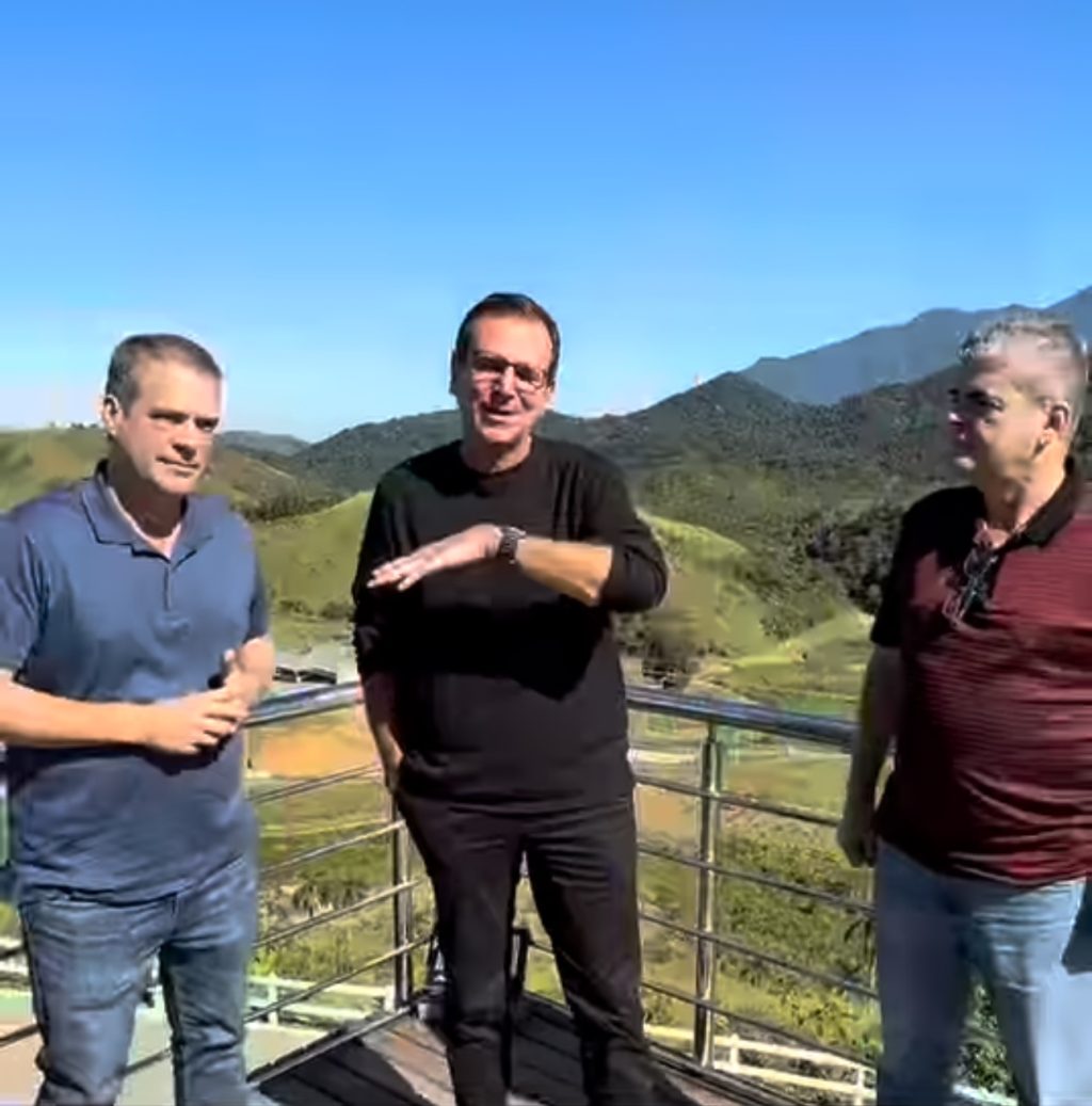 Vídeo: Eduardo Paes visita projeto social em Caxias e reforça