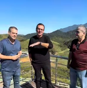 Vídeo: Eduardo Paes visita projeto social em Caxias e reforça