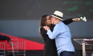 Vídeo: Lula presenteia Janja com flores e brinca ‘To sem