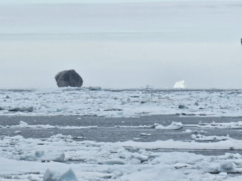 Você já viu um iceberg preto? Pescador faz registro impressionante