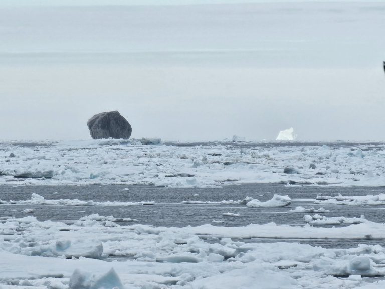 Você já viu um iceberg preto? Pescador faz registro impressionante