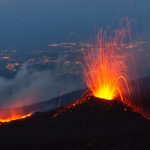 Vulcão entra em erupção na Itália e assusta turistas; veja