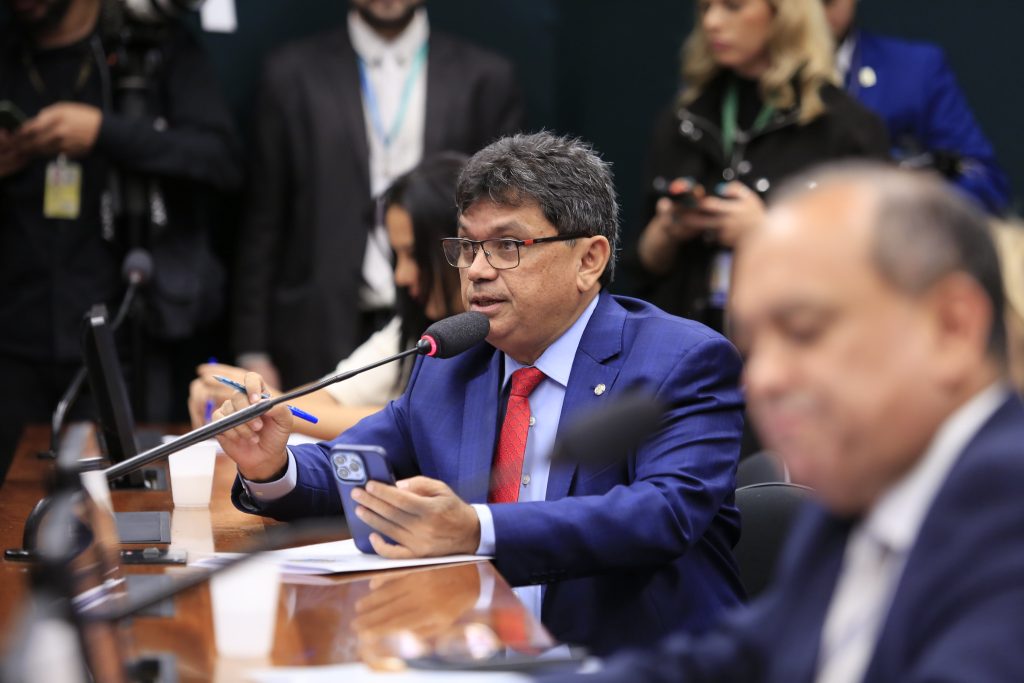 ‘IOF precisa de debate, não de alarde’, diz vice-líder do