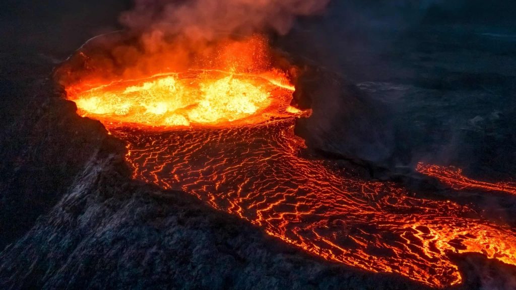 ‘Rio de fogo’: a erupção do vulcão na Itália vista
