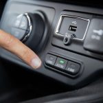 6 coisas que a porta USB do seu carro pode