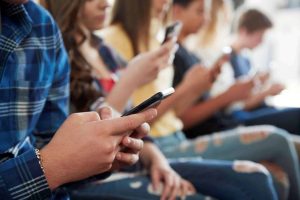 Adolescentes preferem IA para conselhos e desabafos, diz pesquisa