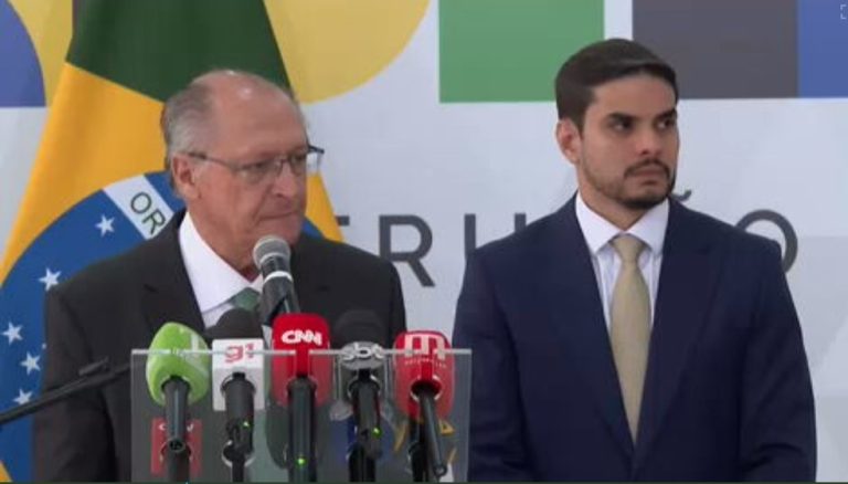 Alckmin critica Bolsonaro e tarifa de Trump: 'Antes era um