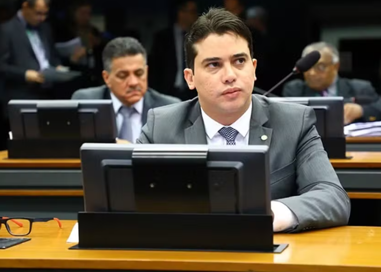 Aliado de deputado é acusado de cobrar 15% de propina