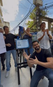 Ao inaugurar obras na Muzema, Paes reforça parceria com vereador