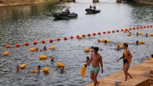 Após 102 anos, Rio Sena é reaberto para nado público