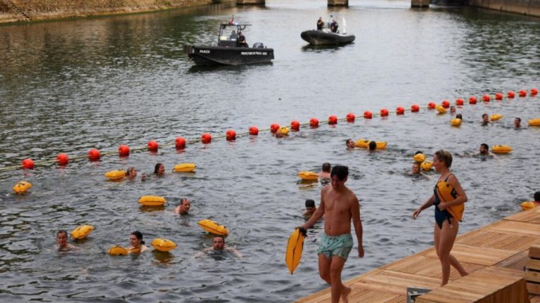 Após 102 anos, Rio Sena é reaberto para nado público