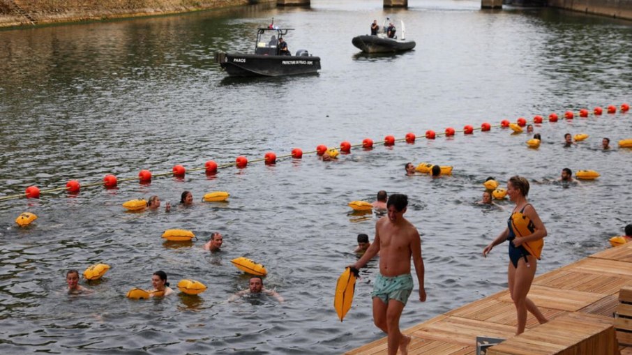 Após 102 anos, Rio Sena é reaberto para nado público
