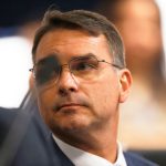 Após operação contra o pai, Flávio Bolsonaro pede que Trump