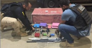 Armas, munições, e drogas são apreendidas durante fiscalização a ônibus