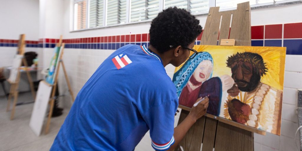 Artes e acolhimento: escola mostra modelo de ensino integral na