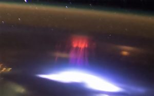 Astronautas flagram “duendes vermelhos” sobre a Terra