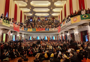 Ato na USP em defesa da soberania nacional confronta ameaça