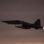 Aviões da FAB reabastecem caças no ar durante evento do