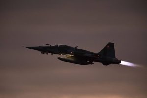 Aviões da FAB reabastecem caças no ar durante evento do