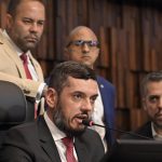 Bacellar assume o governo e exonera Washington Reis da secretaria