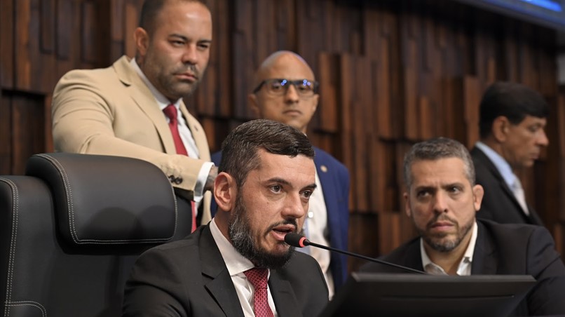 Bacellar assume o governo e exonera Washington Reis da secretaria