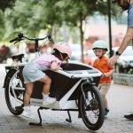 Bicicleta elétrica com motor Bosch transporta até quatro crianças