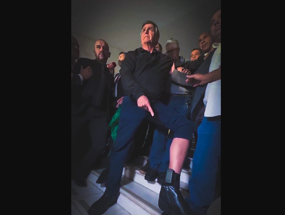 Bolsonaro exibe tornozeleira no Congresso e dispara contra Moraes: ‘máxima