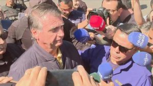 Bolsonaro nega fuga e diz que tornozeleira é ‘humilhação suprema’