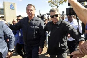 Bolsonaro permanece em casa no domingo após colocar tornozeleira eletrônica