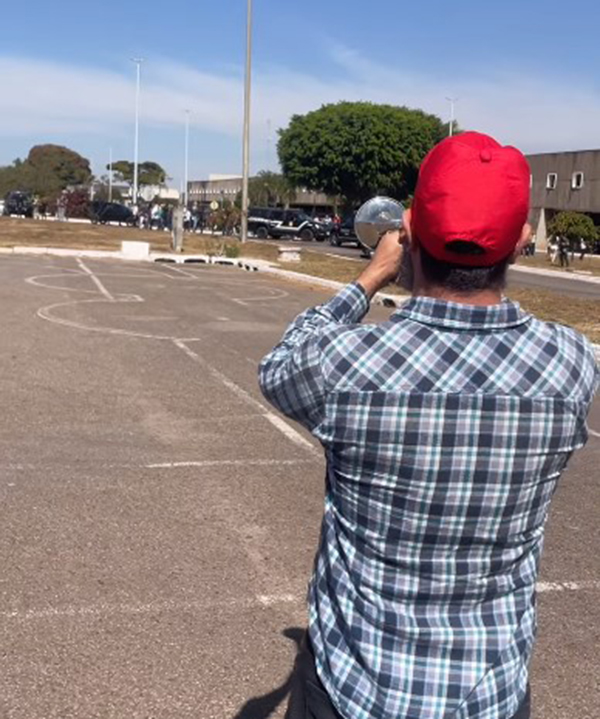 Bolsonaro vira alvo de protesto inusitado ao sair de unidade