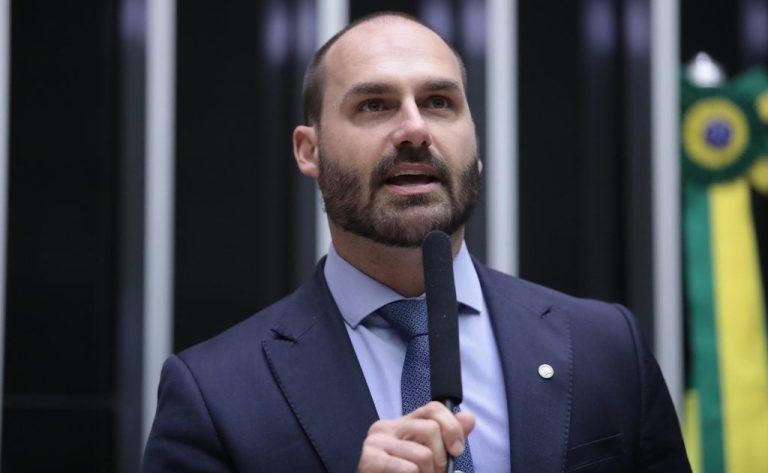Boulos aciona PF e pede demissão de Eduardo Bolsonaro por