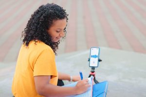 Brasileiro usa IA sem saber como tecnologia funciona, diz pesquisa