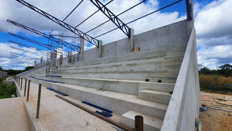 Buritirana investe no esporte e acelera construção da arquibancada do