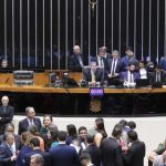 Câmara aprova PEC que retira precatórios do teto fiscal e