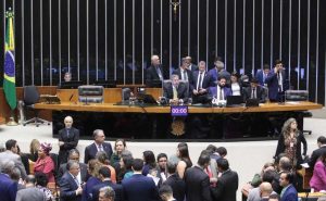 Câmara aprova PEC que retira precatórios do teto fiscal e
