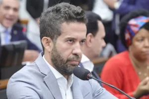 Câmara suspende mandato de André Janones por 90 dias após