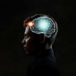 Capacete com IA transforma pensamentos em textos com 75% de
