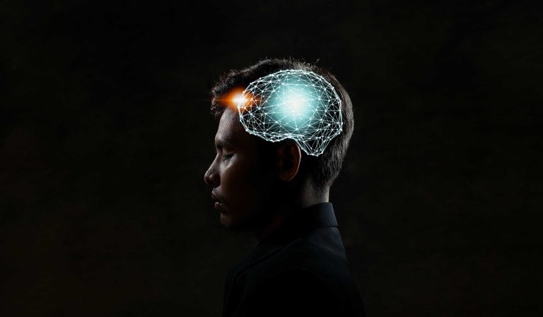 Capacete com IA transforma pensamentos em textos com 75% de