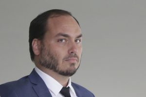 Carlos Bolsonaro ataca Lula após provocação e o acusa de