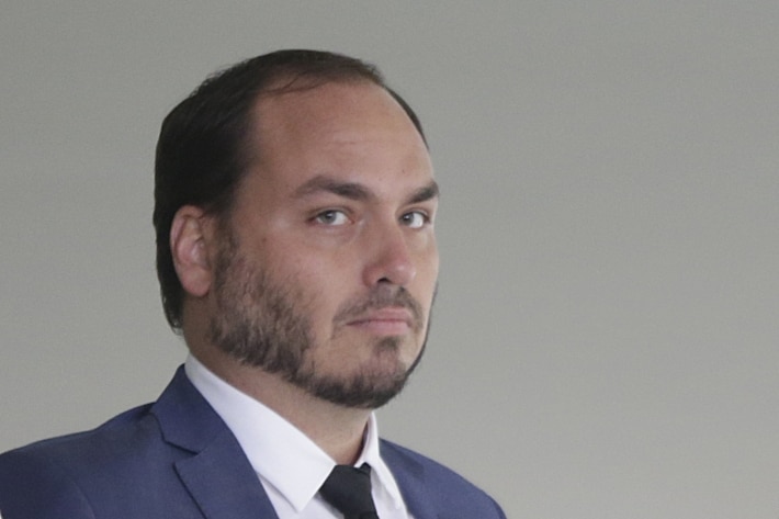 Carlos Bolsonaro ataca Lula após provocação e o acusa de