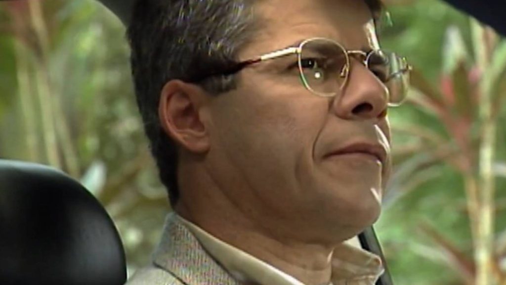 Carlos interrompe discussão entre Paula e Sheila