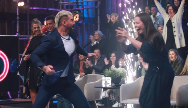 Carol e Radamés vencem Adriana e Dhomini e levam quase