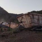 Carreta tomba na curva e condutor fica gravemente ferido em