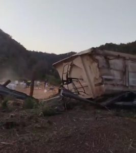 Carreta tomba na curva e condutor fica gravemente ferido em