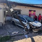 Carro atropela pedestre, colide com poste e invade residência no